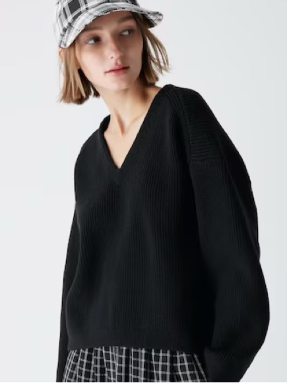 Uniqlo V-Neck Short Sweater